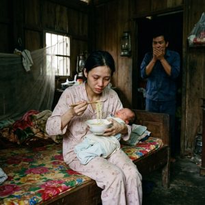 Gửi mẹ 20 triệu/tháng nuôi vợ ở cữ, chồng bất ngờ về thấy vợ nuốt nghẹn bát mì tôm không người lái liền đạp tung cửa làm việc này!